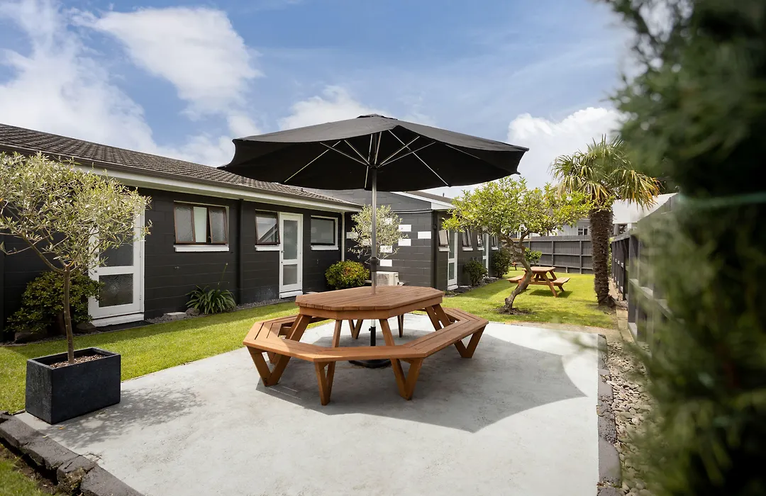 Cobblestone Court Motel - Wenzel Motels-1