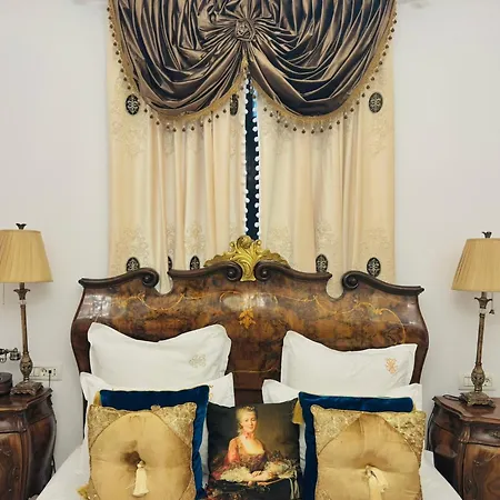 Conacul Coroanei Luxury Boutique Hotel-3