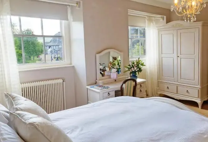 No 6 The Square Tearooms & Accommodation