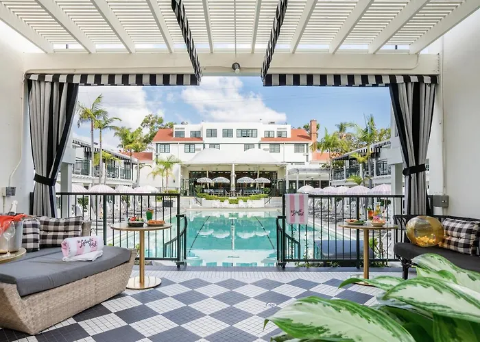 Central hotel: The Lafayette Hotel, Swim Club & Bungalows
