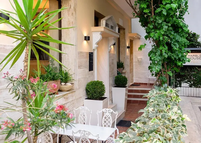 Family Hotel: Marble House