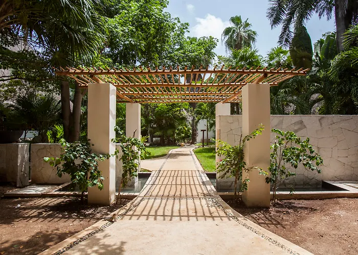 Strandhotel: Mahekal Beach Front Resort & Spa