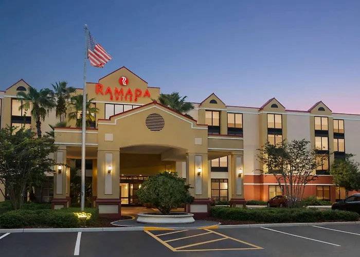 Hotel com jacuzzi: Ramada By Wyndham Suites Orlando Airport- Free Airport Shuttle