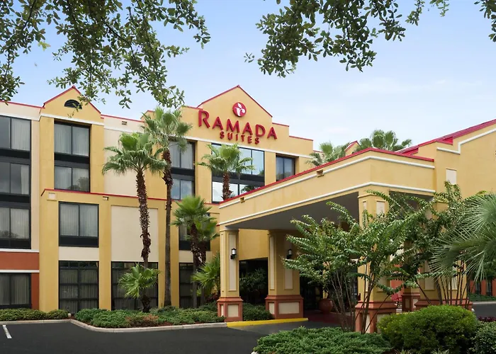 Hotel com jacuzzi: Ramada By Wyndham Suites Orlando Airport- Free Airport Shuttle