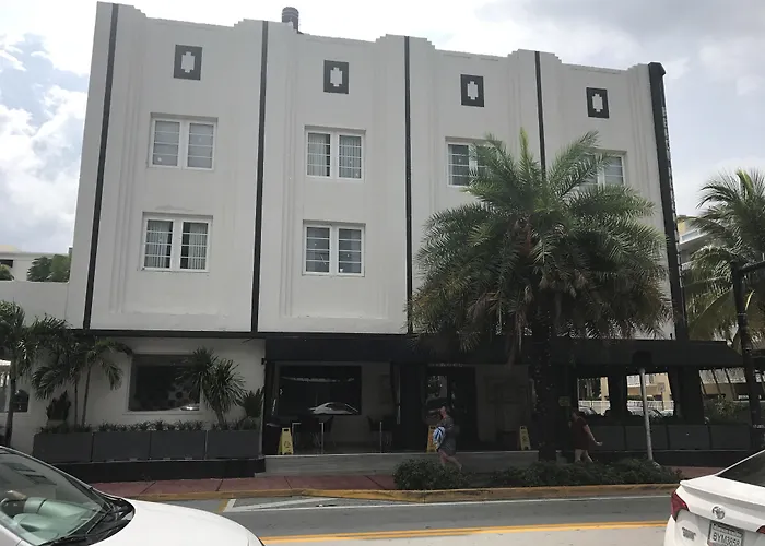 Dog friendly hotels South Beach Plaza