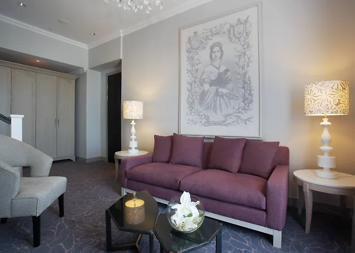 Luxury hotel only: Queen Victoria Hotel By Newmark