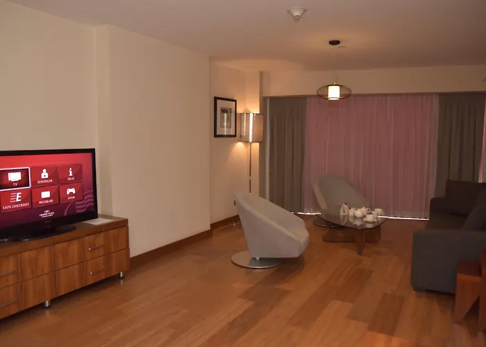 Hotel with pool: Crowne Plaza Istanbul Harbiye By Ihg