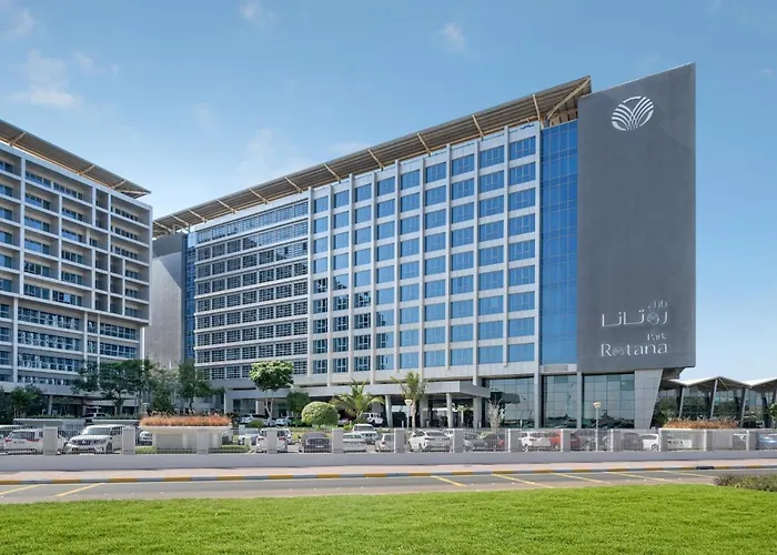 Hotel with pool: Park Rotana Abu Dhabi