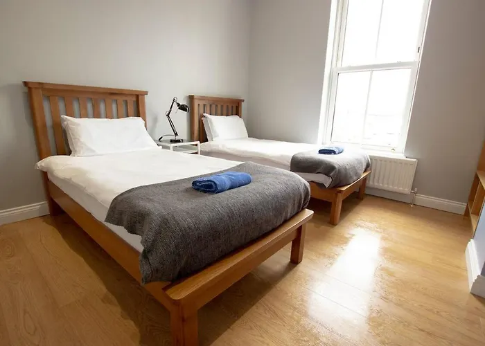 Cheap hotel: Modern City Centre Rooms