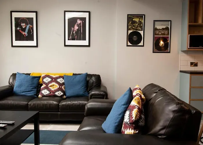 Cheap hotel: Modern City Centre Rooms