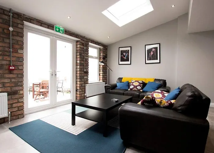 Cheap hotel: Modern City Centre Rooms