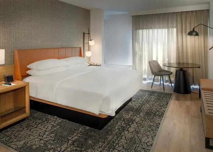 Hotels with pool Sheraton Westport Plaza
