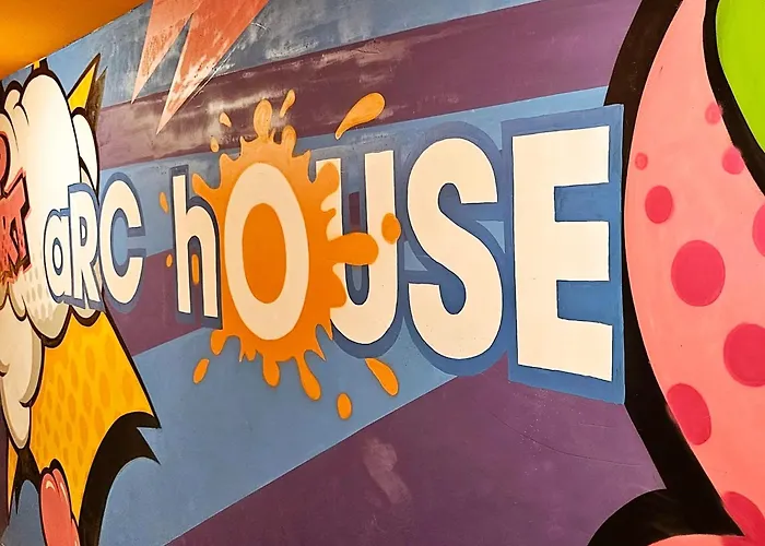 Hostel: Arc House Pop Art