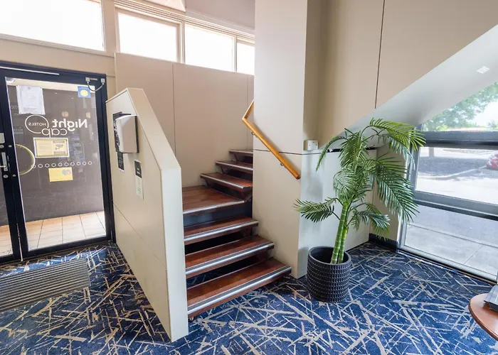 Family Hotel: Nightcap At Hendon Hotel