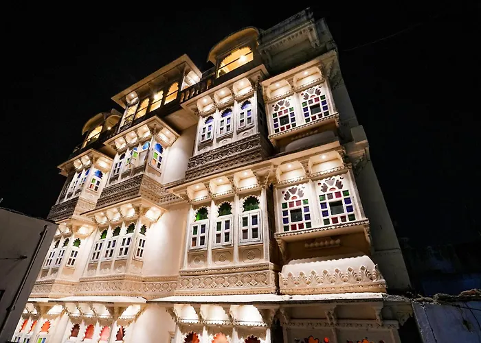 Hotel with pool: Royal Rafahiya - A Rooftop Lake View Hotel Near Lake Pichola