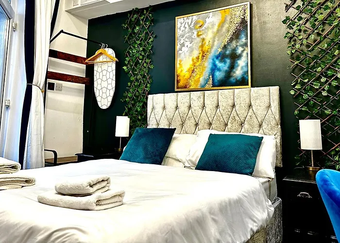 Jacuzzi hotel: Duke And Duchess Apartments And Rooms - Private In Room Hot Tub Suites