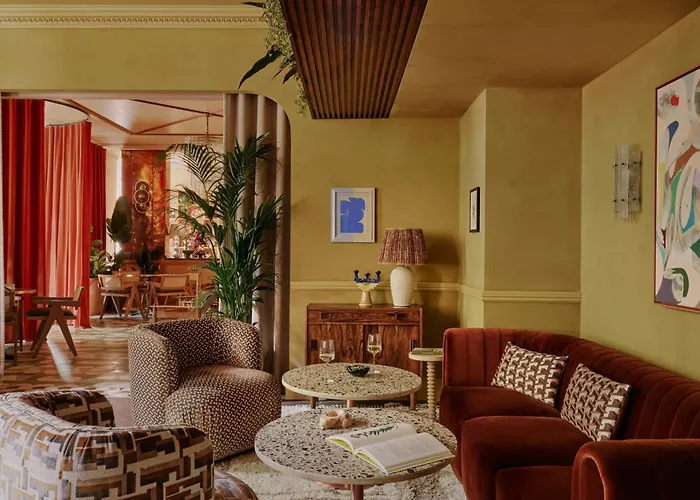 Family Hotel: Ember Locke Kensington