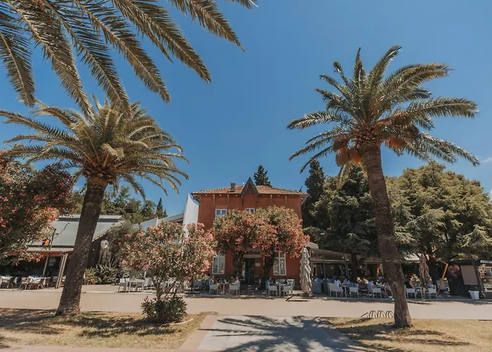 Le Petit Chateau