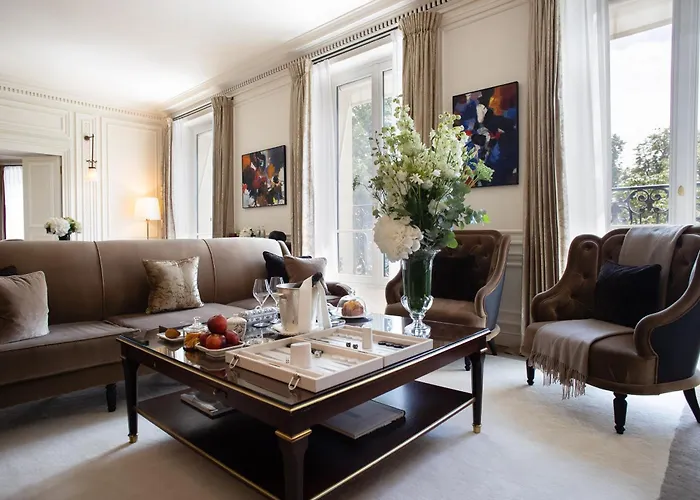 Pet Friendly hotel: La Reserve Paris Hotel & Spa