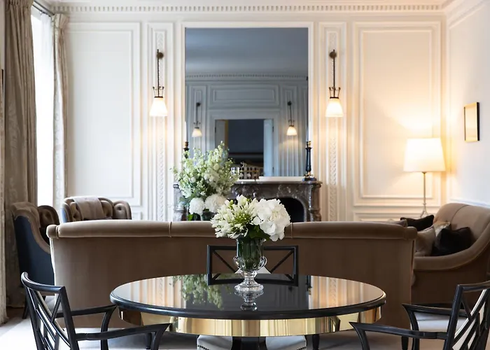 Pet Friendly hotel: La Reserve Paris Hotel & Spa