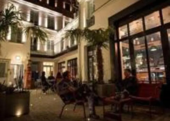 Hostel: The 3 Ducks Eiffel Tower By Hiphophostels