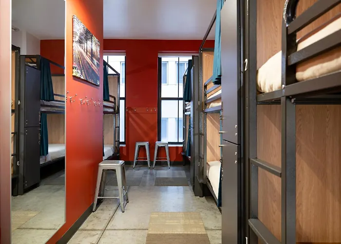 Motel: Hi Boston Hostel