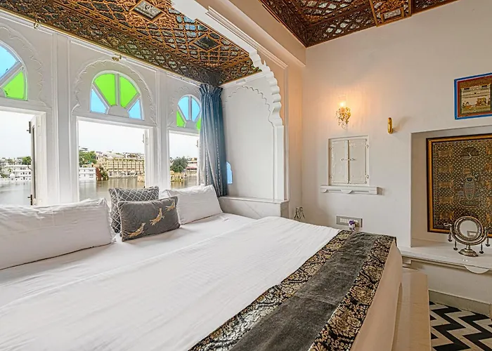 Hotel with pool: Jagat Niwas Palace