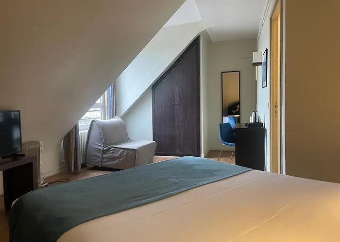 Pet Friendly hotel: Lennon By Avalon Hotel Paris Gare Du Nord