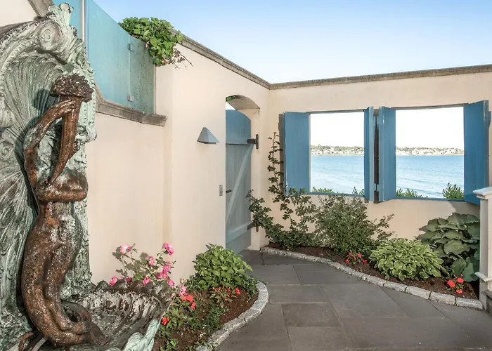 Luxury hotel only: The Chanler At Cliff Walk