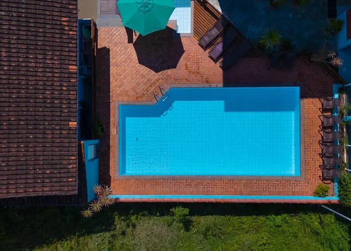 Pousada com piscina: Chales Four Seasons
