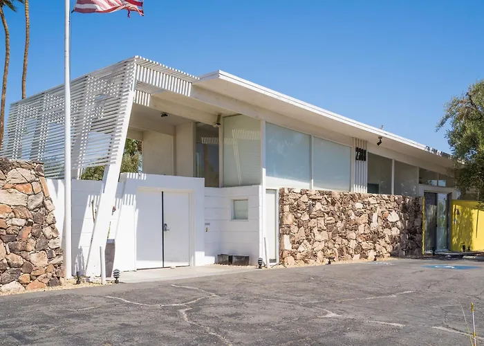 Dog friendly hotels Monkey Tree By Avantstay Mid-Century Modern Oasis With Pool