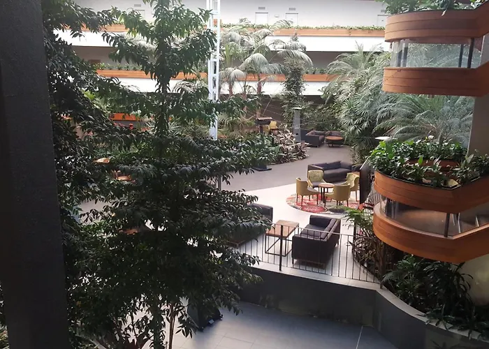 Hotel with pool: Pavilion On Northbourne