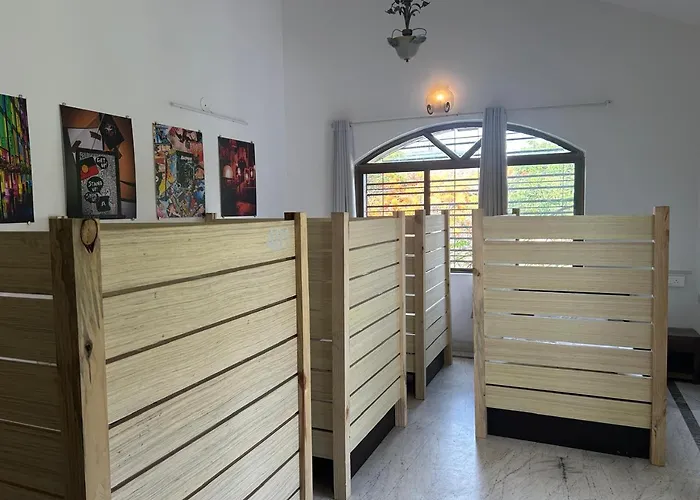 The Hostels Lifespace- Tailor Made For Working Professionals- Luxurious Twin Bungalow With Cowork- Only 3 And 4 Share Rooms