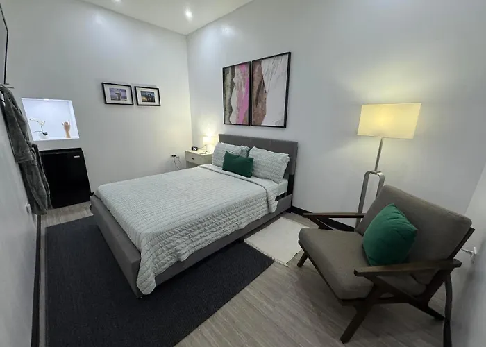 Hotel near College: Oasis Inn - One Way Llc