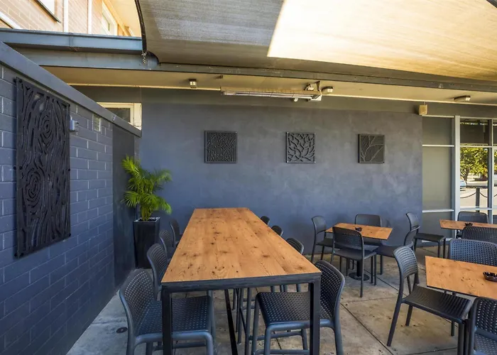 Family Hotel: Nightcap At Hendon Hotel