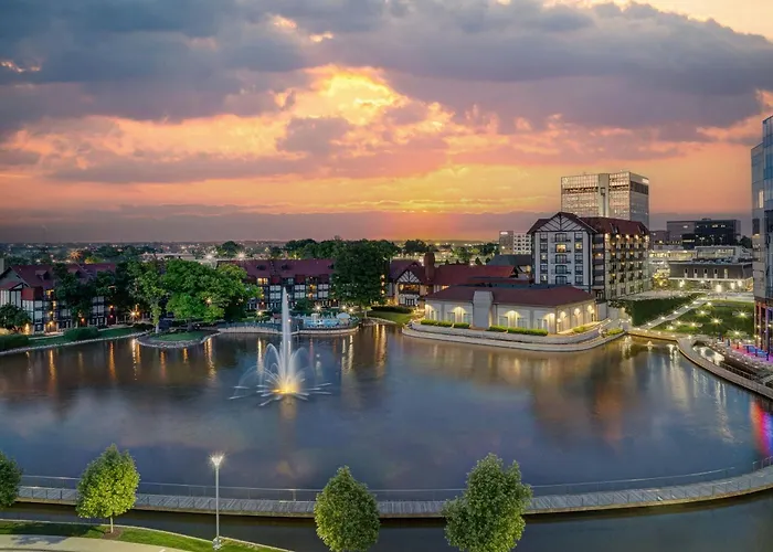 Hotel with pool: Sheraton Westport Lakeside Chalet