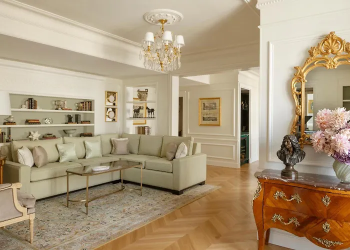 Hotel with pool: Four Seasons Hotel George V Paris