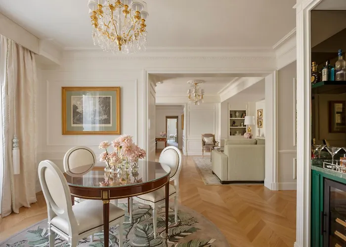 Hotel with pool: Four Seasons Hotel George V Paris