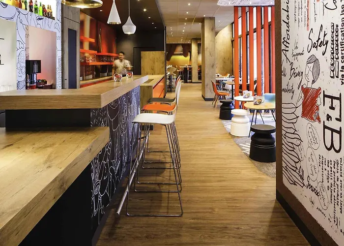 Pet Friendly hotel: Ibis Versailles Chateau