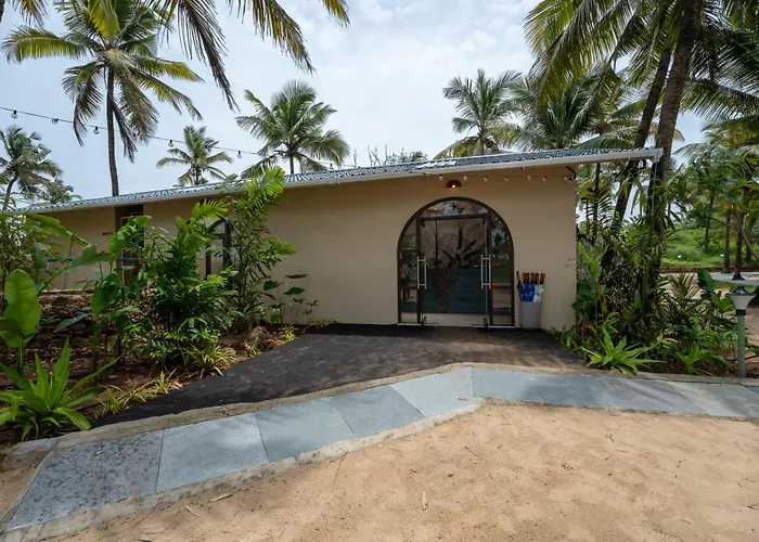 Hotel: C Roque Beach Resort