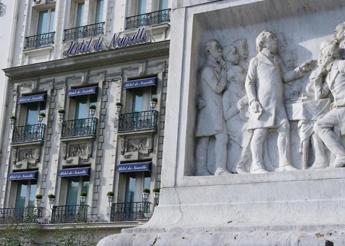 Kid friendly hotel De Neuville Arc De Triomphe