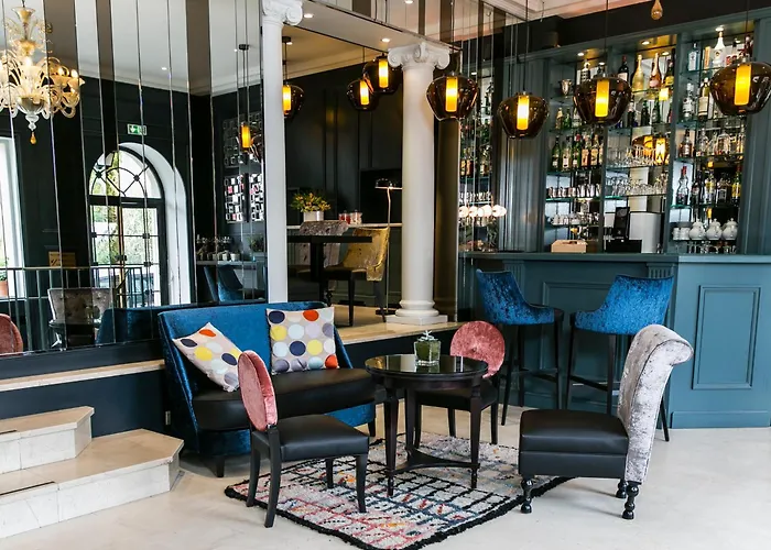 Kid friendly hotel De Neuville Arc De Triomphe