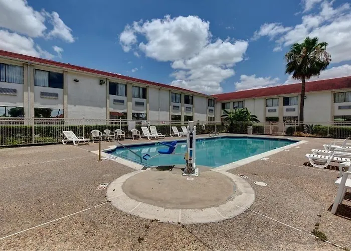 Cheap hotel: Motel 6 Houston-Hobby