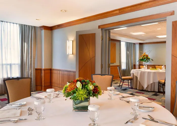 Hotel with pool: Doubletree By Hilton Toronto Downtown