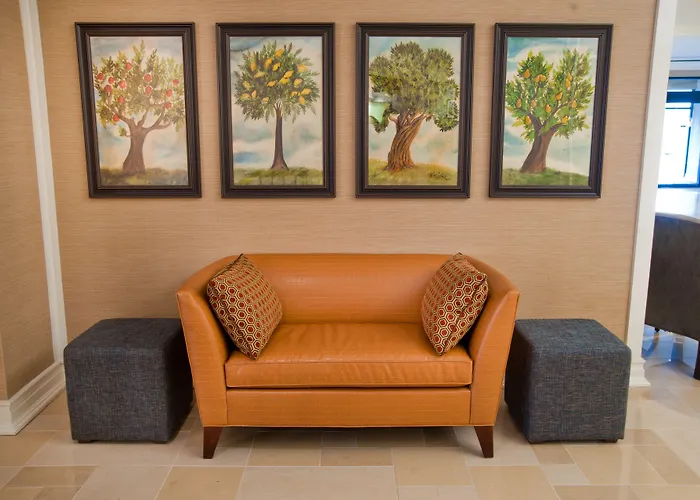 Hotel with pool: Sheraton Westport Lakeside Chalet