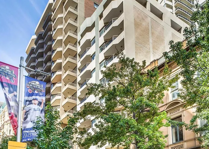 Hotel with pool: Metro Apartments On King