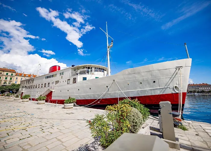  Botel Marina