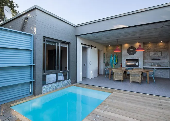 Cheap hotel: The Quarter Deck