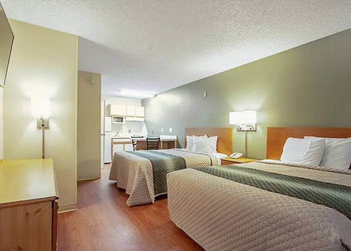 Hotel near College: Hometowne Studios By Red Roof Phoenix - Dunlap Ave