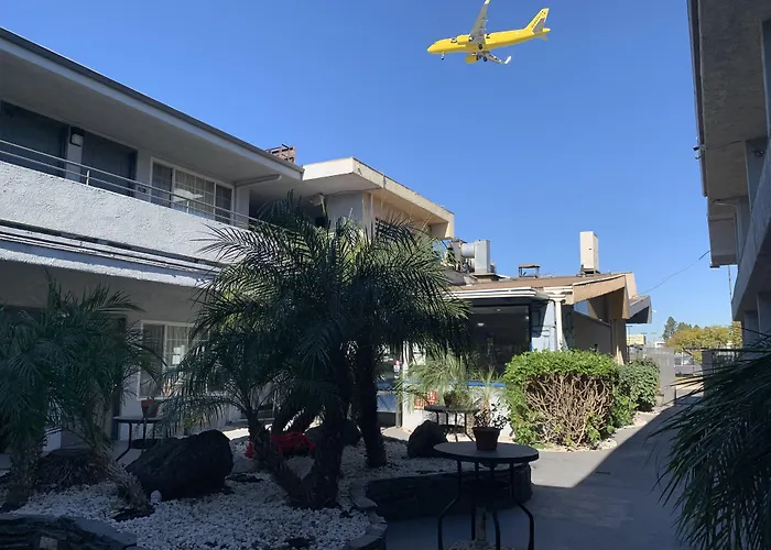 Hotels Close to Airport Skyways